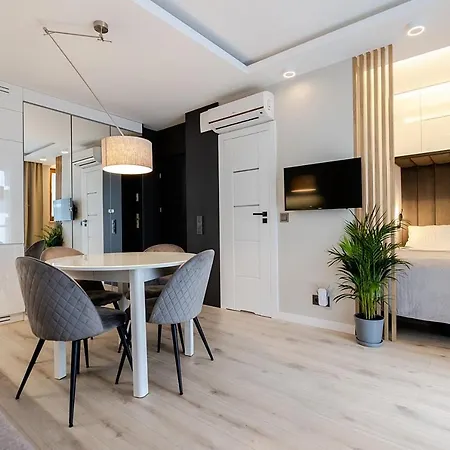 Apartman Wola, Wi-fi, Smart Lock, Air Condition Varsó